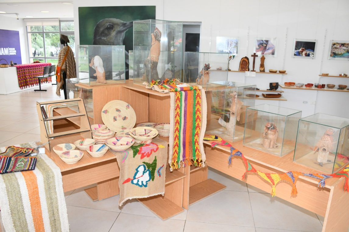 El Mercado Artesanal Municipal exhibe producciones de treinta artesanos en el Parque Norte