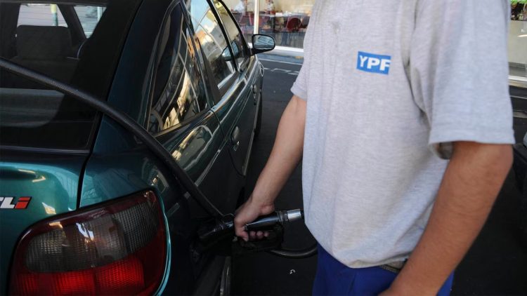 Combustibles en alza: con ajustes casi diarios subieron más de un 400% desde que asumió Milei