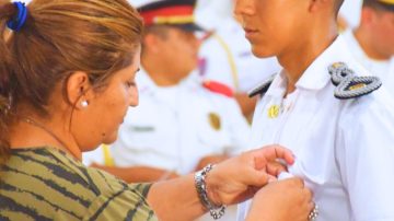 Liceo Policial: El emotivo momento en que los padres entregaron las insignias a sus hijos