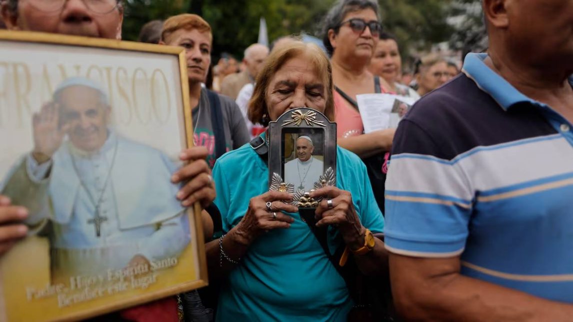 El papa Francisco pasó otra noche tranquila en su día 25 de internación