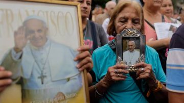 El Papa Francisco mostró mejoras, pero “los médicos no han precisado cuándo le darán el alta”