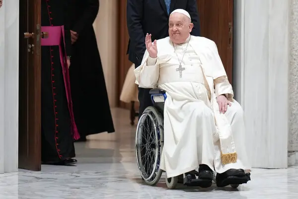 ¿Reaparece en el Angelus? Aseguran que Francisco está cada vez mejor y podría reencontrarse con los fieles