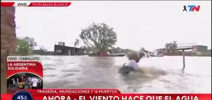 VIDEO | Paula Bernini se cayó en plena cobertura de la inundación en Bahía Blanca y casi se ahoga