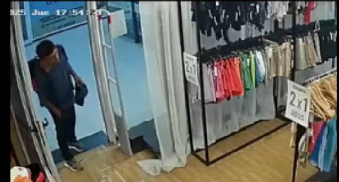 Video: así intentan robar un celular en una tienda de Santiago