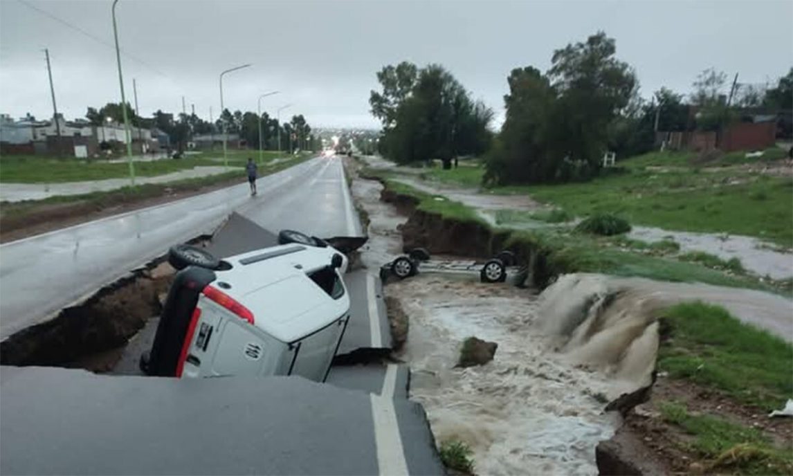 VIDEO. Así colapsó una ruta por las inundaciones en Bahía Blanca