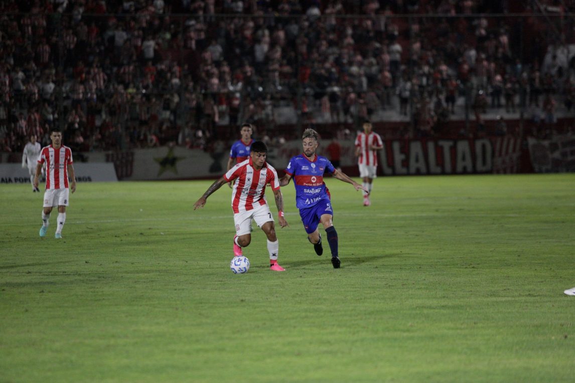Güemes sumó un valioso empate ante San Martín en una noche lluviosa en Tucumán