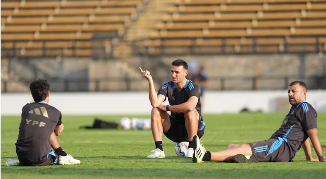 Scaloni busca el reemplazante de Messi y el esquema para enfrentar a Uruguay