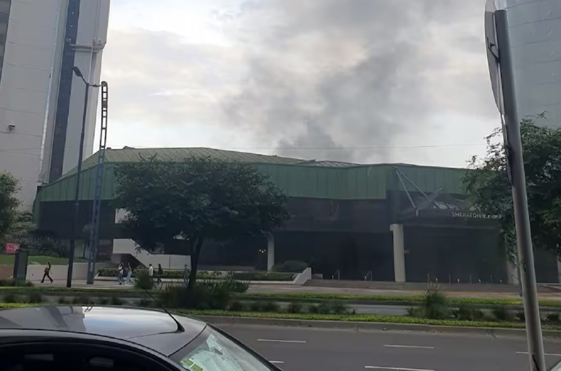 Grave incendio en el Sheraton moviliza a tres dotaciones de bomberos