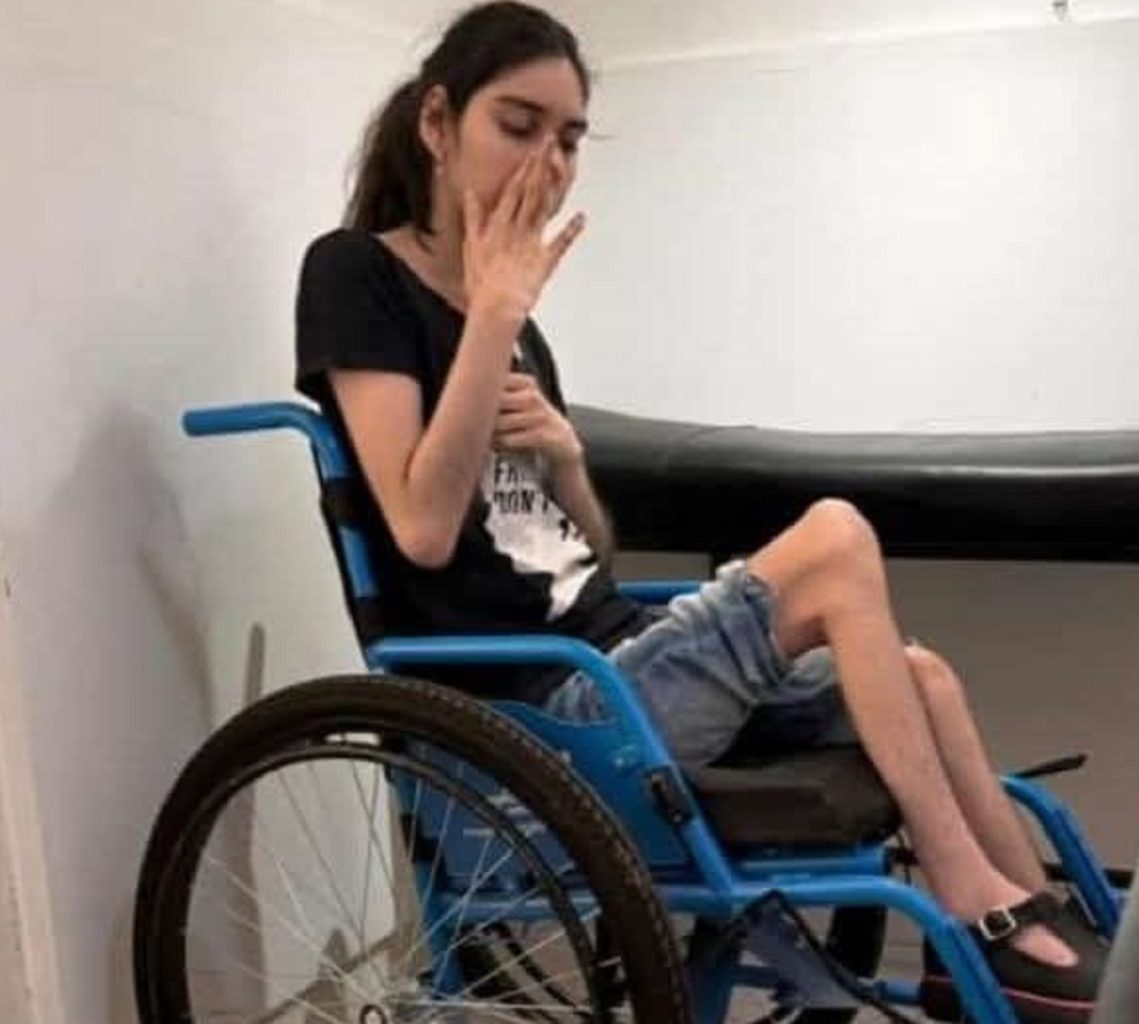 Delincuentes se llevaron la silla de ruedas de una joven con parálisis cerebral y piden ayuda para recuperarla