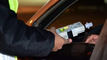 Manejaba tan pero tan borracho que saturó el alcoholímetro durante un control vial