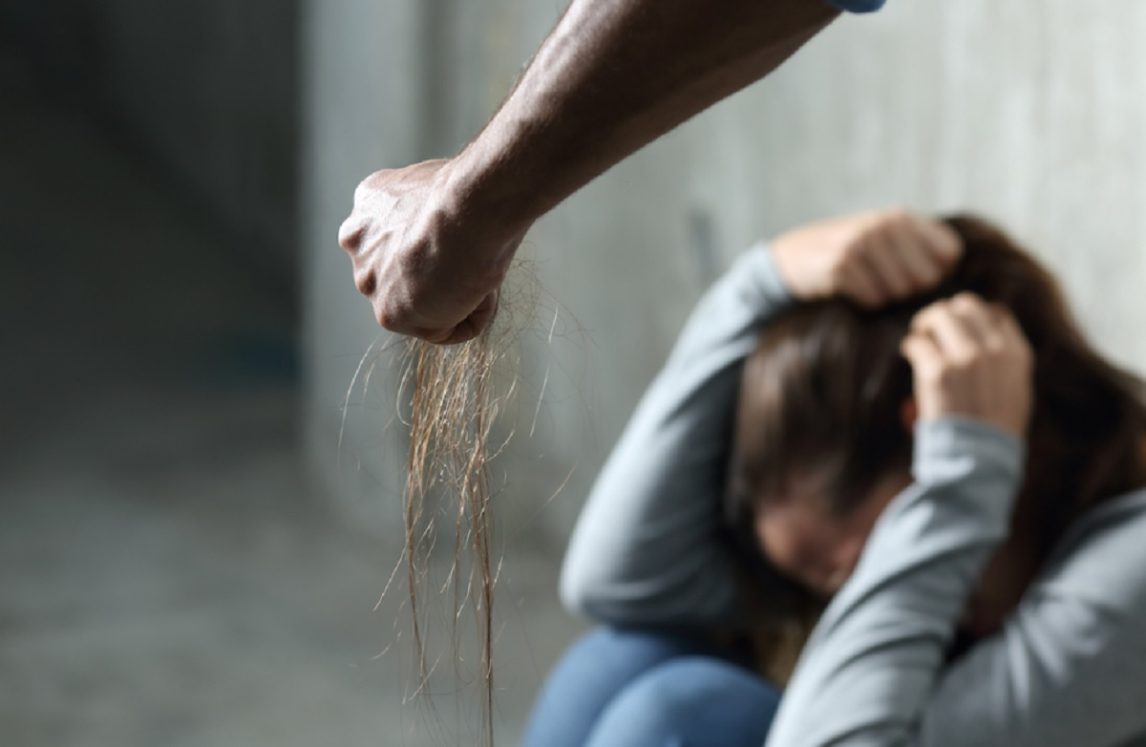 Policía retirado apaleó a su hermana mientras estaba en la vereda