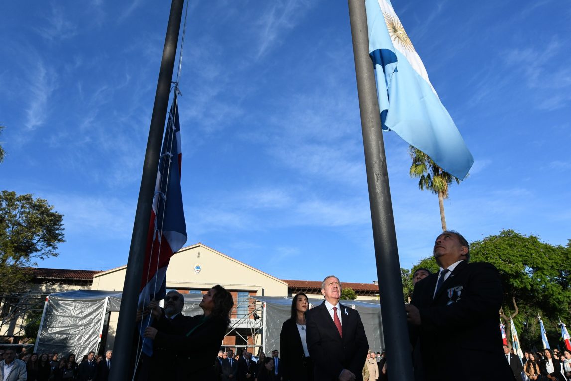 Autoridades y miembros de las Fuerzas Armadas conmemoraron el 2 de Abril con un emotivo acto en Plaza Sarmiento
