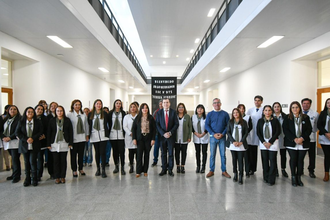 Zamora inauguró una escuela, un jardín de infantes, un barrio, un polideportivo y entregó viviendas sociales en Los Telares