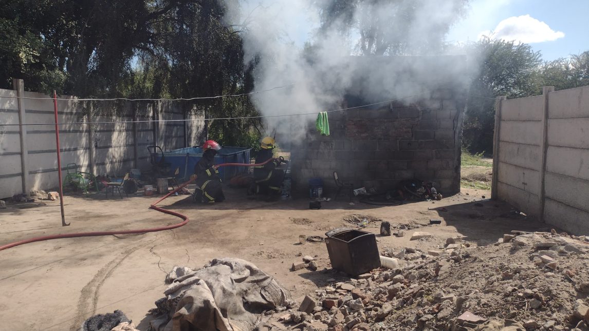 VIDEO | Impactante: las llamas consumieron la habitación de una vivienda y dos personas acabaron hospitalizadas