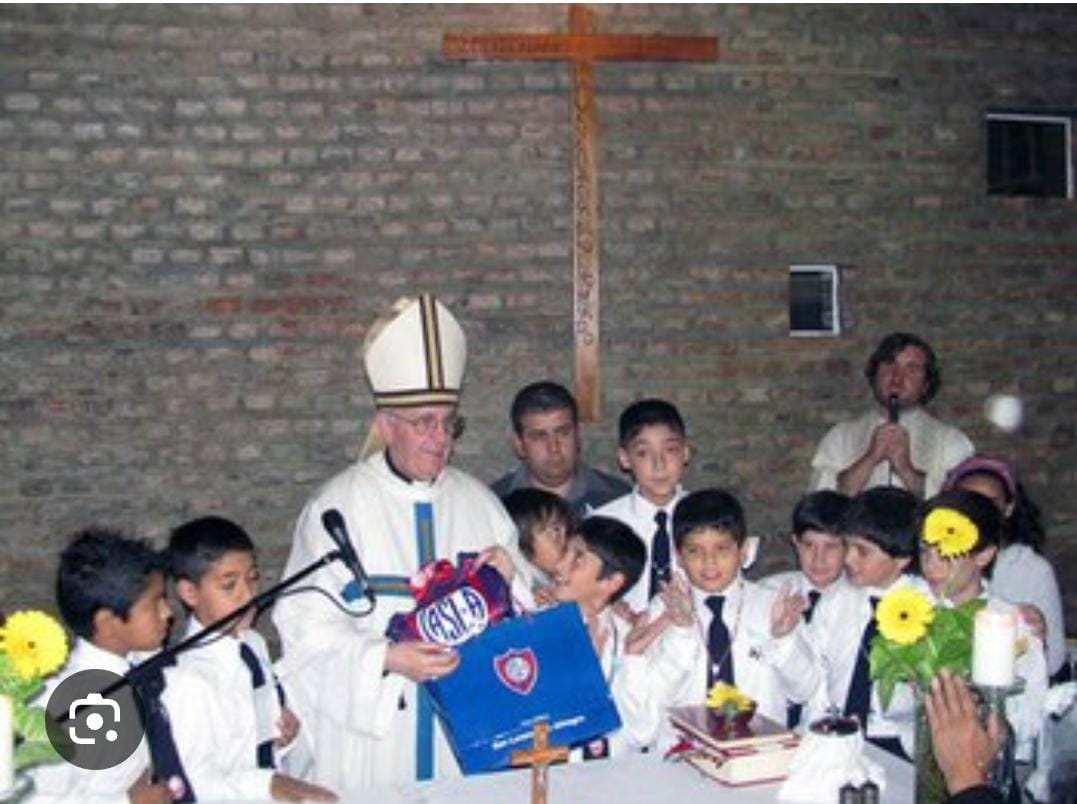 El recuerdo del padre Giangreco, amigo del Papa Francisco: “La radio que hicimos en Campo Gallo fue por una donación de él”