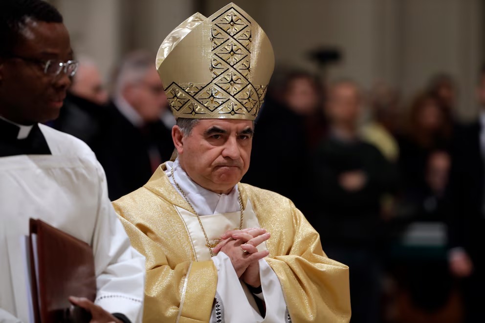 Una semana para el cónclave: Angelo Becciu, el cardenal vetado por el papa Francisco, renunció a participar