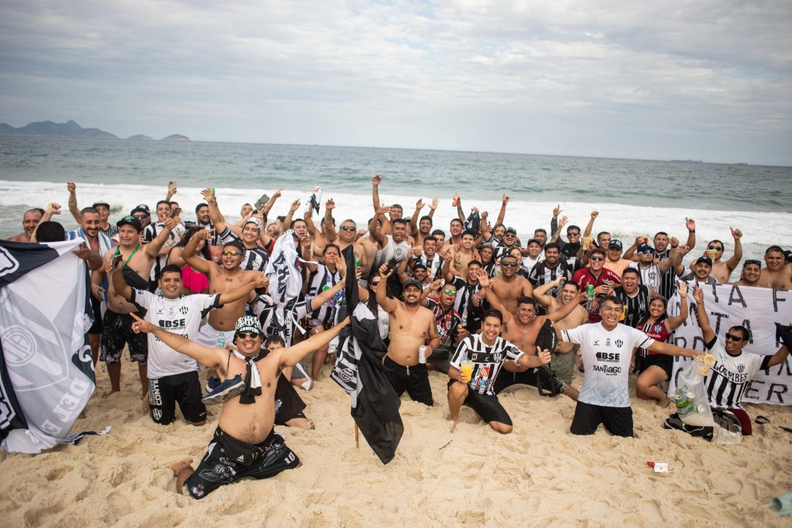 Banderazo de hinchas de Central Córdoba en las playas de Río de Janeiro, a horas del duelo ante Flamengo