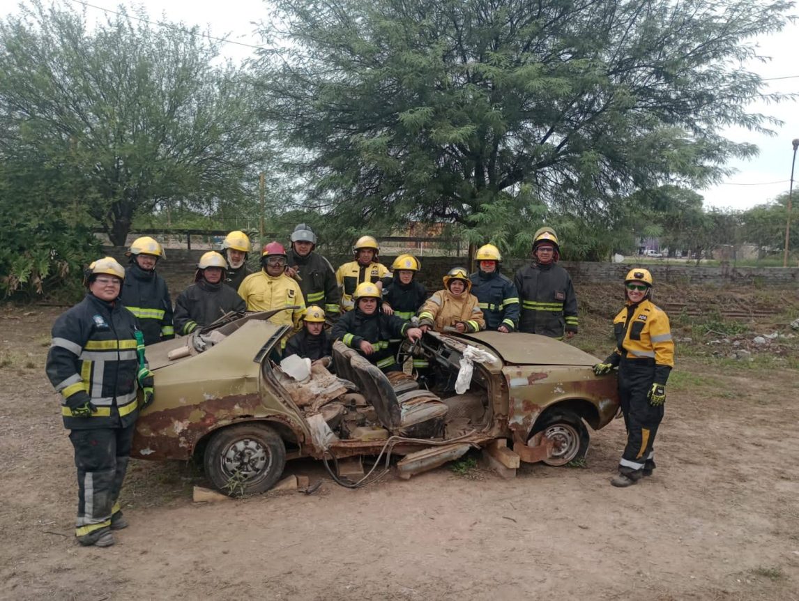 FOTOS: Bomberos de toda la provincia se capacitaron en rescate vehicular en Quimilí