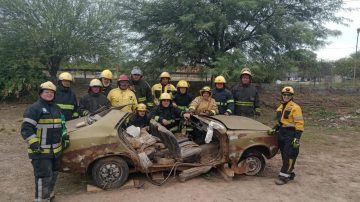 FOTOS: Bomberos de toda la provincia se capacitaron en rescate vehicular en Quimilí