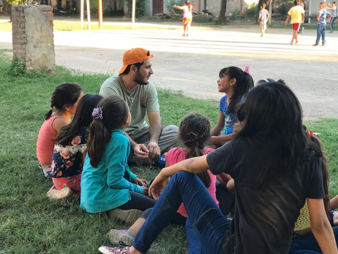 La emotiva despedida de un joven que se acercó a la iglesia gracias al Papa Francisco
