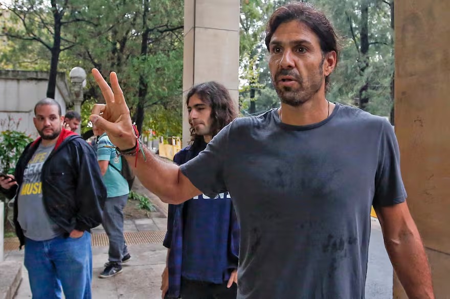 Denunciaron al cantante de La Mancha de Rolando por agredir a un motociclista