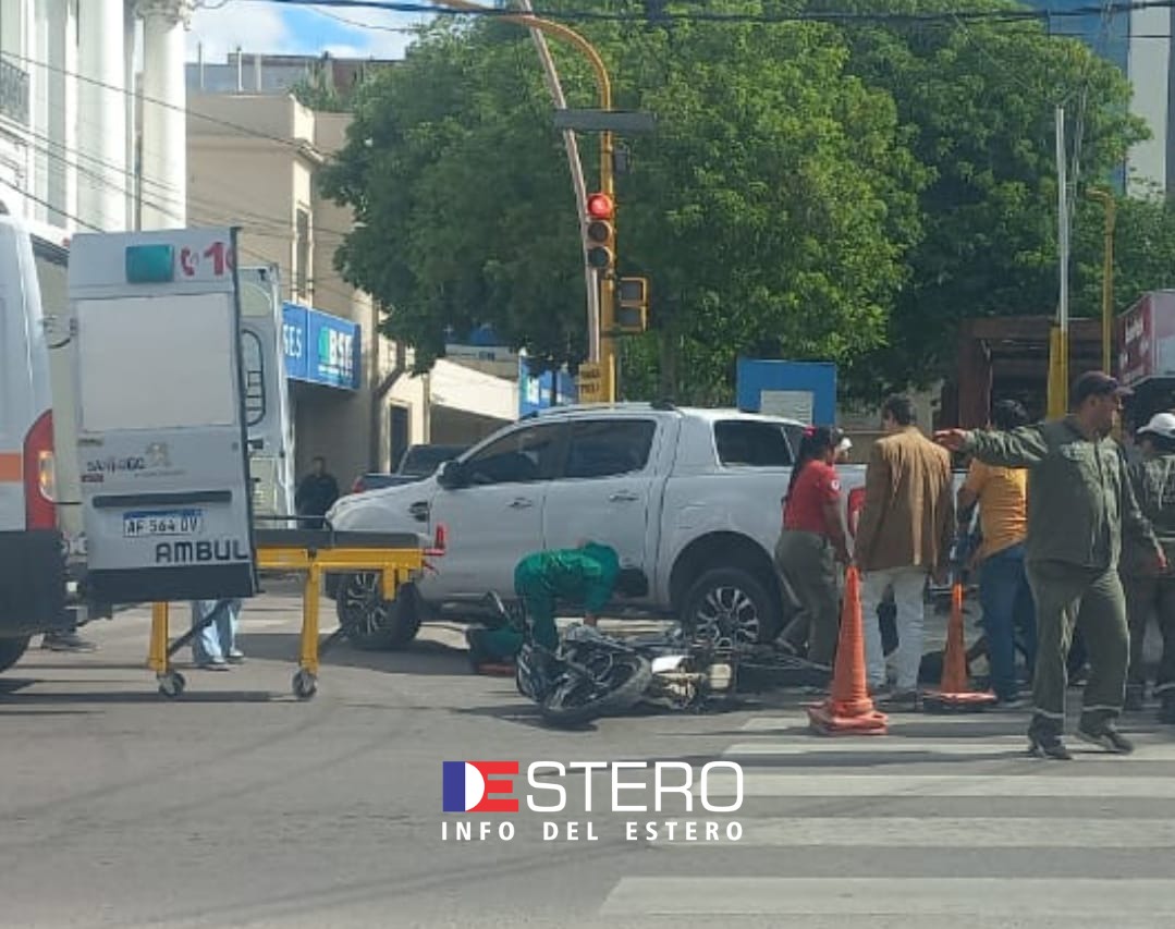Choque entre moto y camioneta en plena Avenida Belgrano dejó al menos un herido