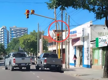 “Todas mienten”: el insólito mensaje de un semáforo en zona norte