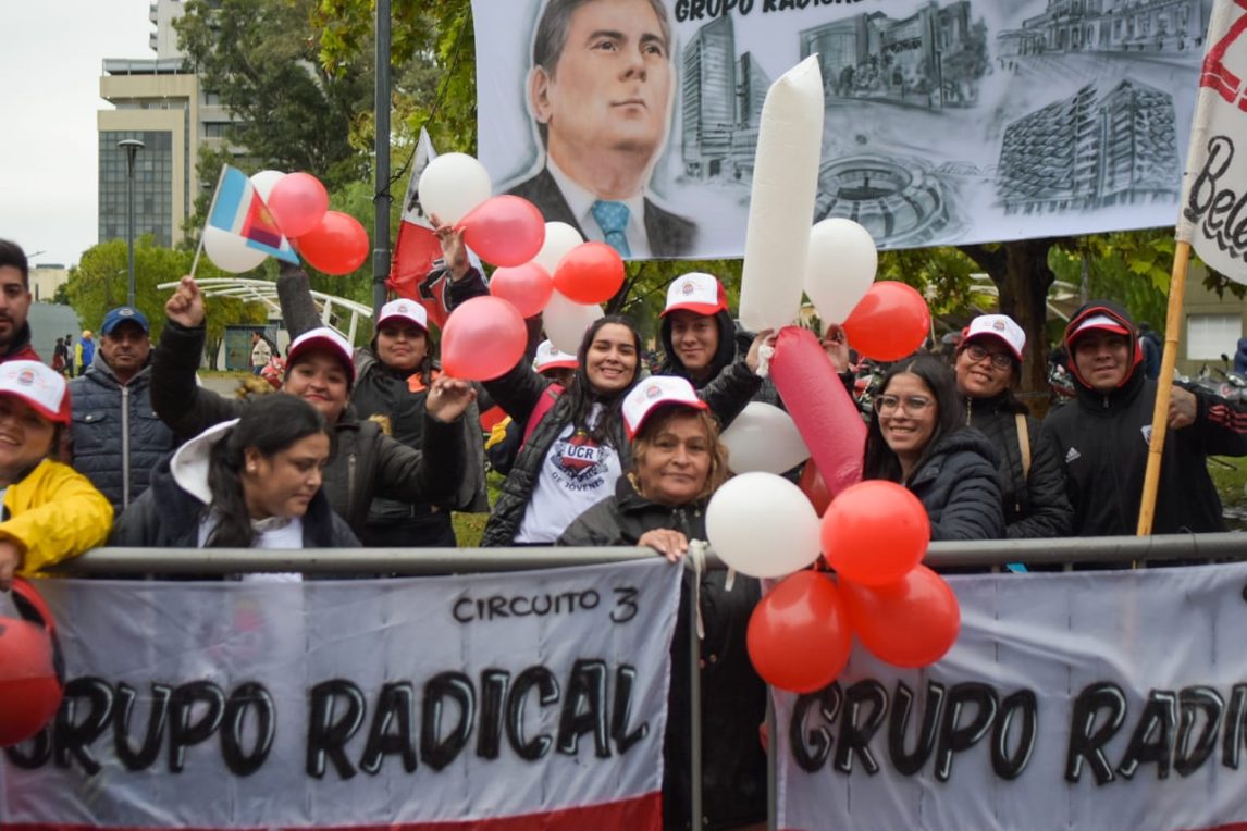FOTOS | Las agrupaciones políticas le ponen “ruido” y “color” a la espera por el mensaje anual