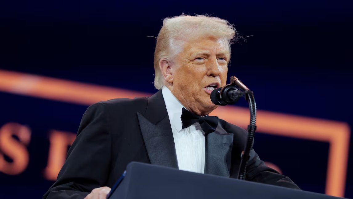 Donald Trump desató polémica mundial al burlarse de los países que intentan negociar los aranceles: “Me están besando el cu…”