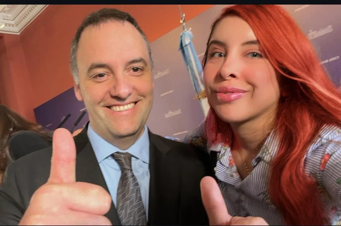 Adorni ahora aseguró que la tiktoker es la fotógrafa de Milei