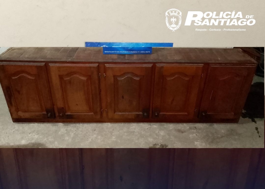 Compró una alacena de algarrobo por $120.000 y tuvo que entregarla a la policía; era robada