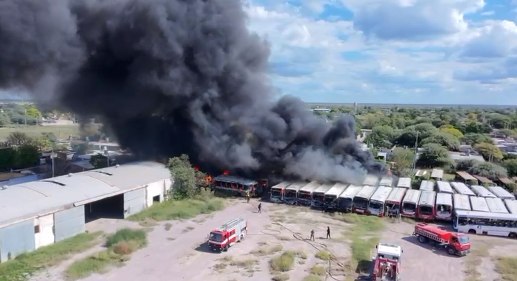 VIDEO | Voraz incendio en el depósito de colectivos de ERSA