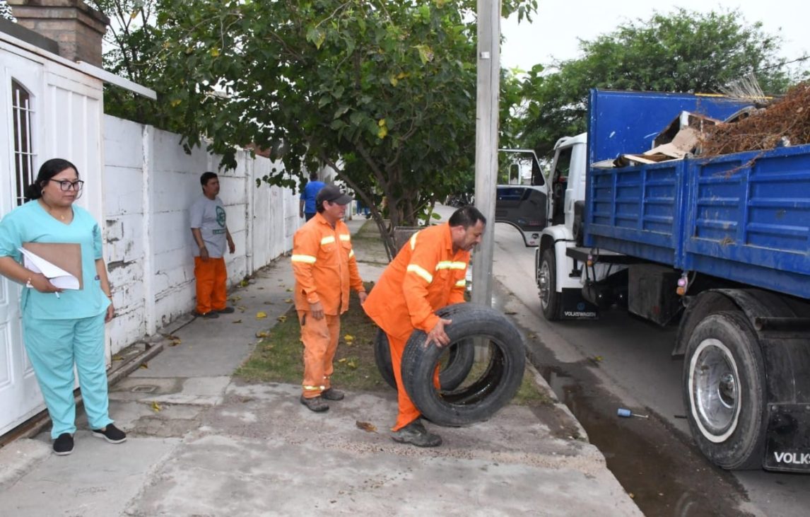 Ejecutan descacharreo en calles del barrio Primera Junta
