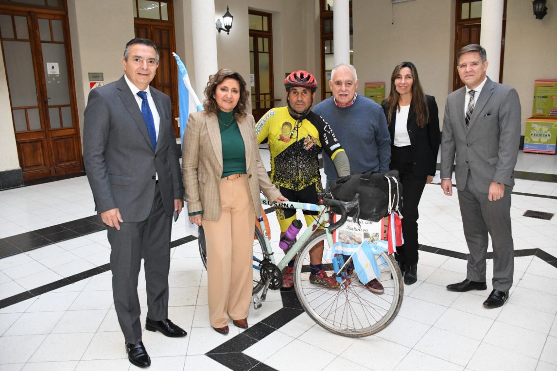La intendente Fuentes recibió a ciclista con Parkinson que recorre el país
