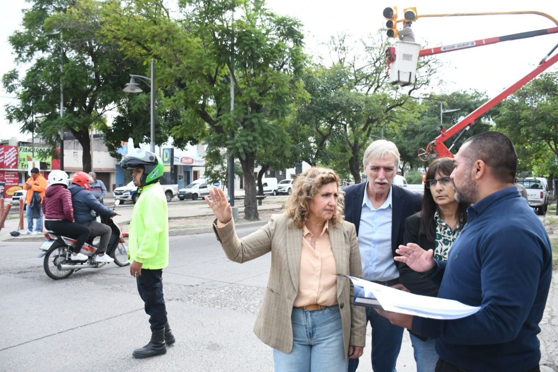 Norma Fuentes destacó la importancia de la instalación de semáforos en la esquina de Libertad y Pablo VI