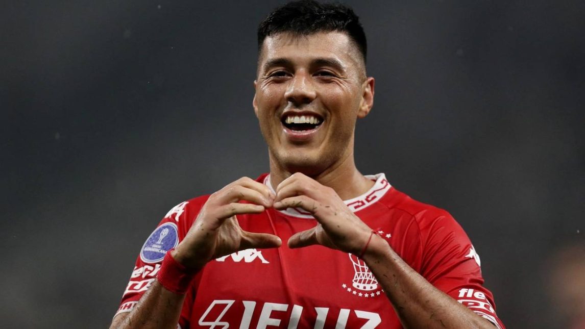La noche soñada para el santiagueño Leo Sequeira: doblete en el triunfo de Huracán en Brasil