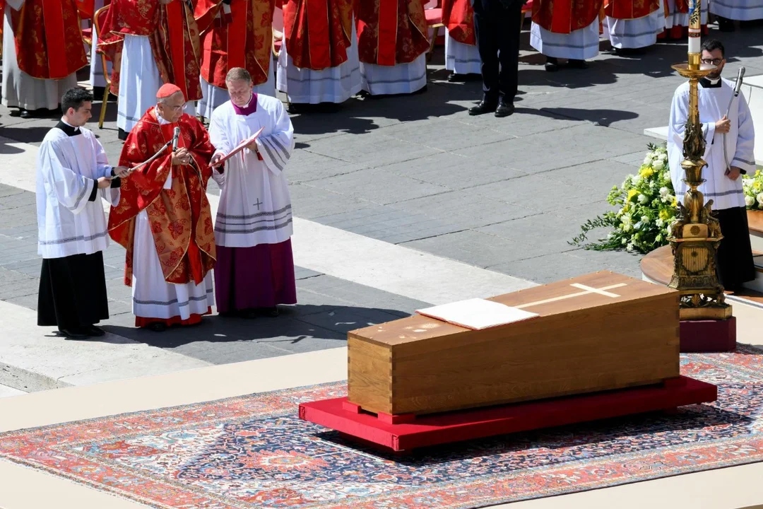 Último adiós a Francisco: “Eligió recorrer el camino de la entrega hasta el último día de su vida terrenal”