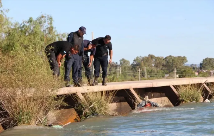 Un niño de dos años cayó dentro de un canal y lo rescataron: su estado es desesperante