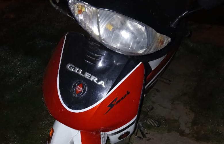 Lo descubrieron llevando una moto en actitud sospechosa, amenazó a la policía y terminó detenido