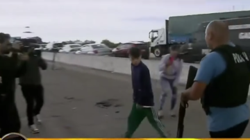 Un niño quiso apuñalar a un policía que controlaba la zona de “peajes truchos” y todo salió en vivo por televisión