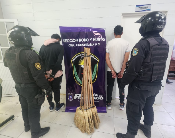 Persiguen y capturan a dos ladrones que se robaron una docena de escobas desde un negocio