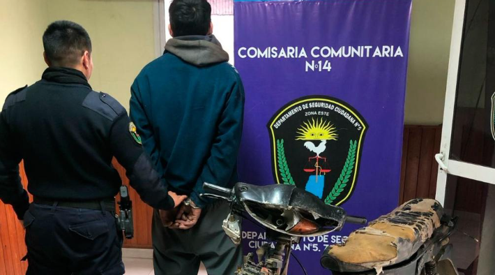 Circulaba en una moto robada, vio a la policía, quiso huir y chocó con un auto estacionado
