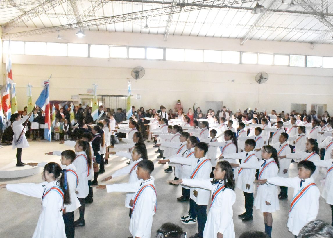 Estudiantes de Colonia El Simbolar juraron lealtad en un acto por el Día de la Autonomía Provincial