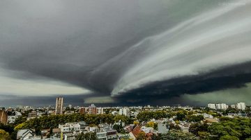 Impresionantes imágenes de la tormenta en Buenos Aires; ¿Cuándo llega a Santiago?