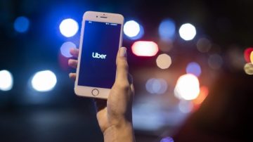 Inesperado gesto de un Uber moto, luego de que una pasajera le pagara $15.300 de más