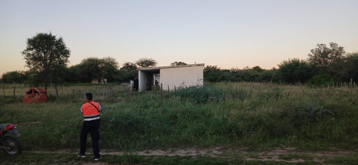 El lugar del femicidio y el arma con la que el hombre asesinó a su concubina en Pozo Hondo