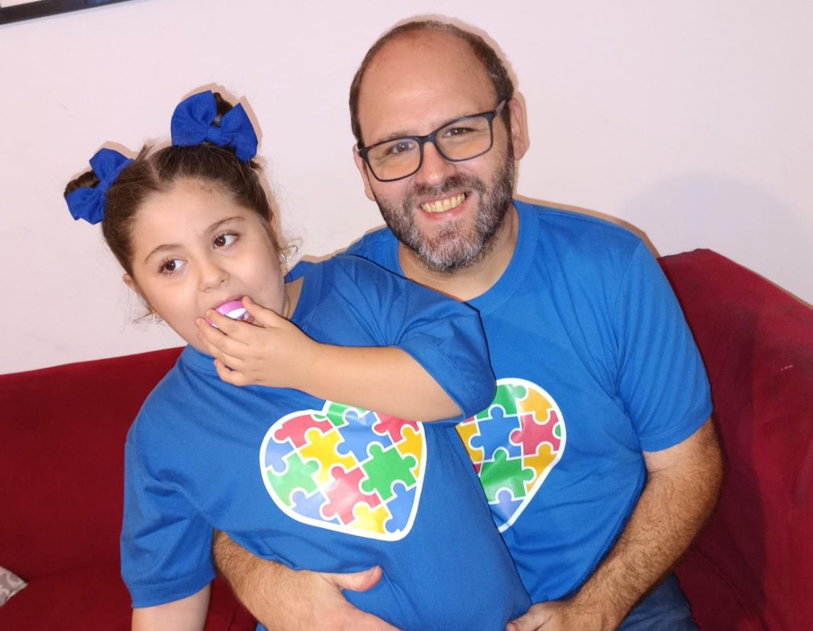 “El amor más puro”: “Lucho” Russo cuenta cantando lo que significa ser papá de una nena con autismo