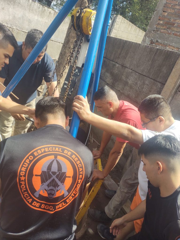 Fotos: así fue el operativo de rescate de un chancho de 250 kilos que cayó a un pozo séptico