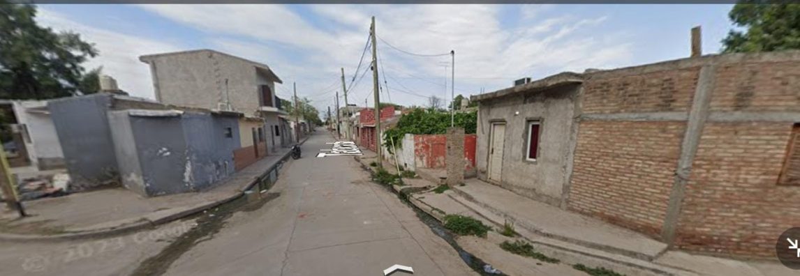 Hallan a una joven sin vida y tapada con una colcha en el patio de una casa deshabitada