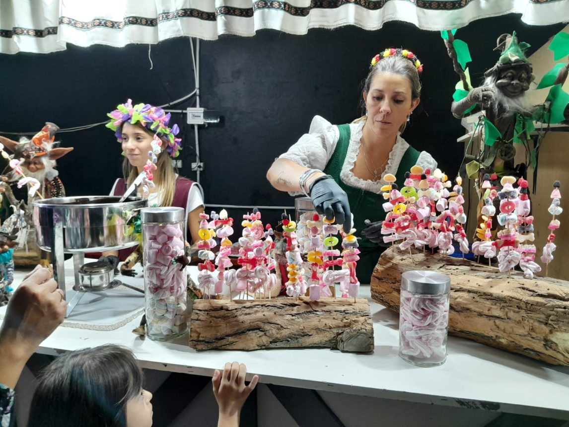 Chocolates, estatuas vivientes y buffet libre: esta es la fiesta que paraliza Villa General Belgrano
